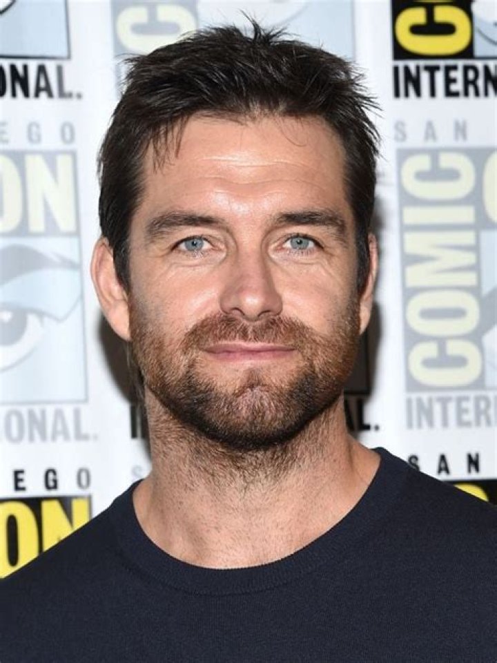 Antony Starr ( acteur néozélandais né le 25 octobre 1975 série