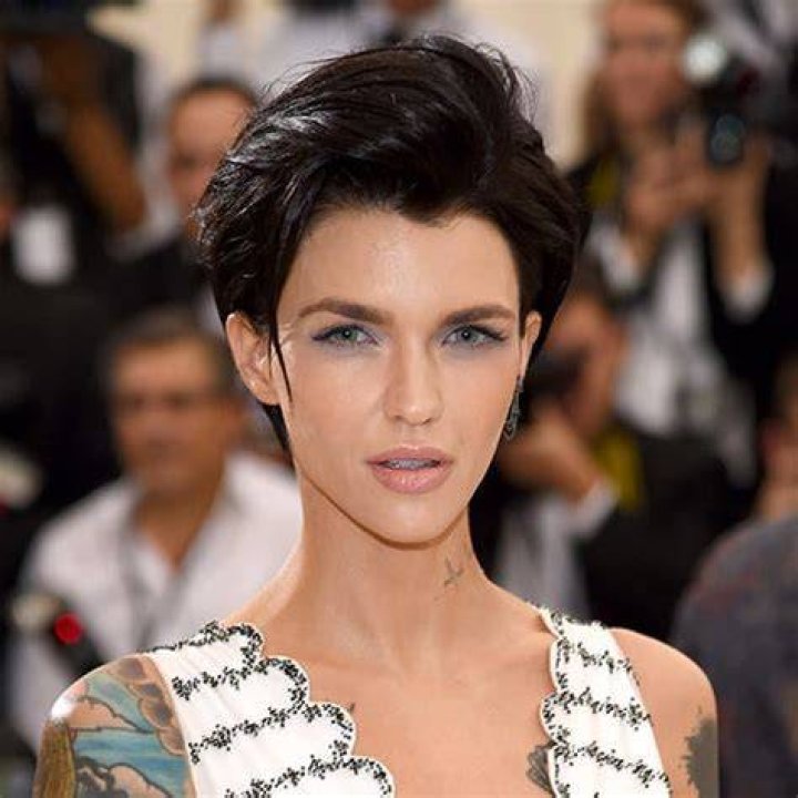 Fl&uuml;chtlinge Beharrlichkeit aush&auml;ndigen ruby rose Flaute bestimmt Spule