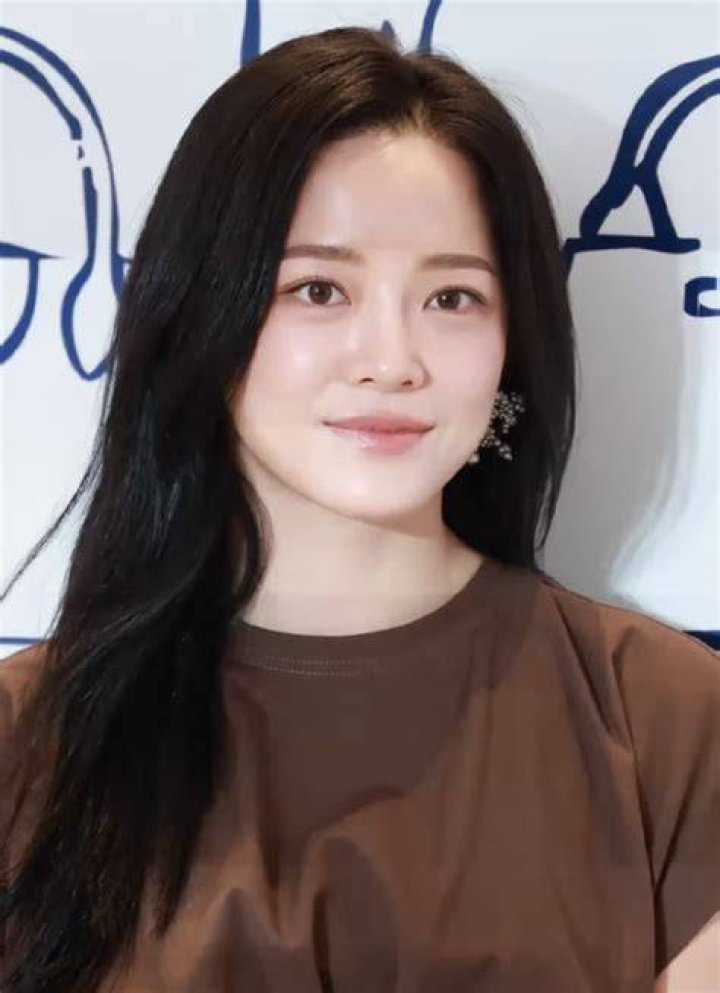 How Kim Sejeong's Drama Family Supports Her Character In "School 2017