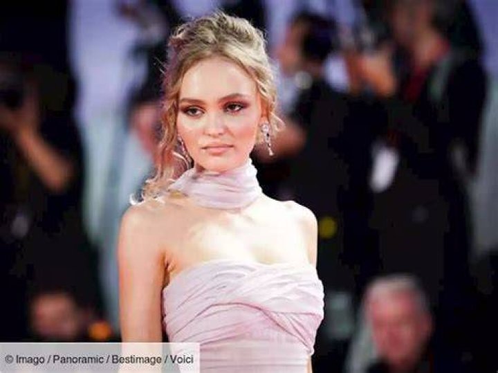 LilyRose Depp brise le silence ses révélations sur son enfance avec